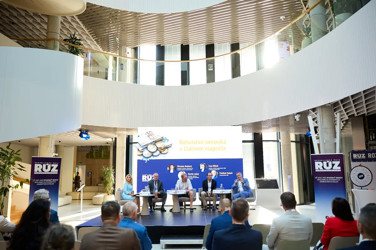 Panelová diskusia na pódiu pred publikom