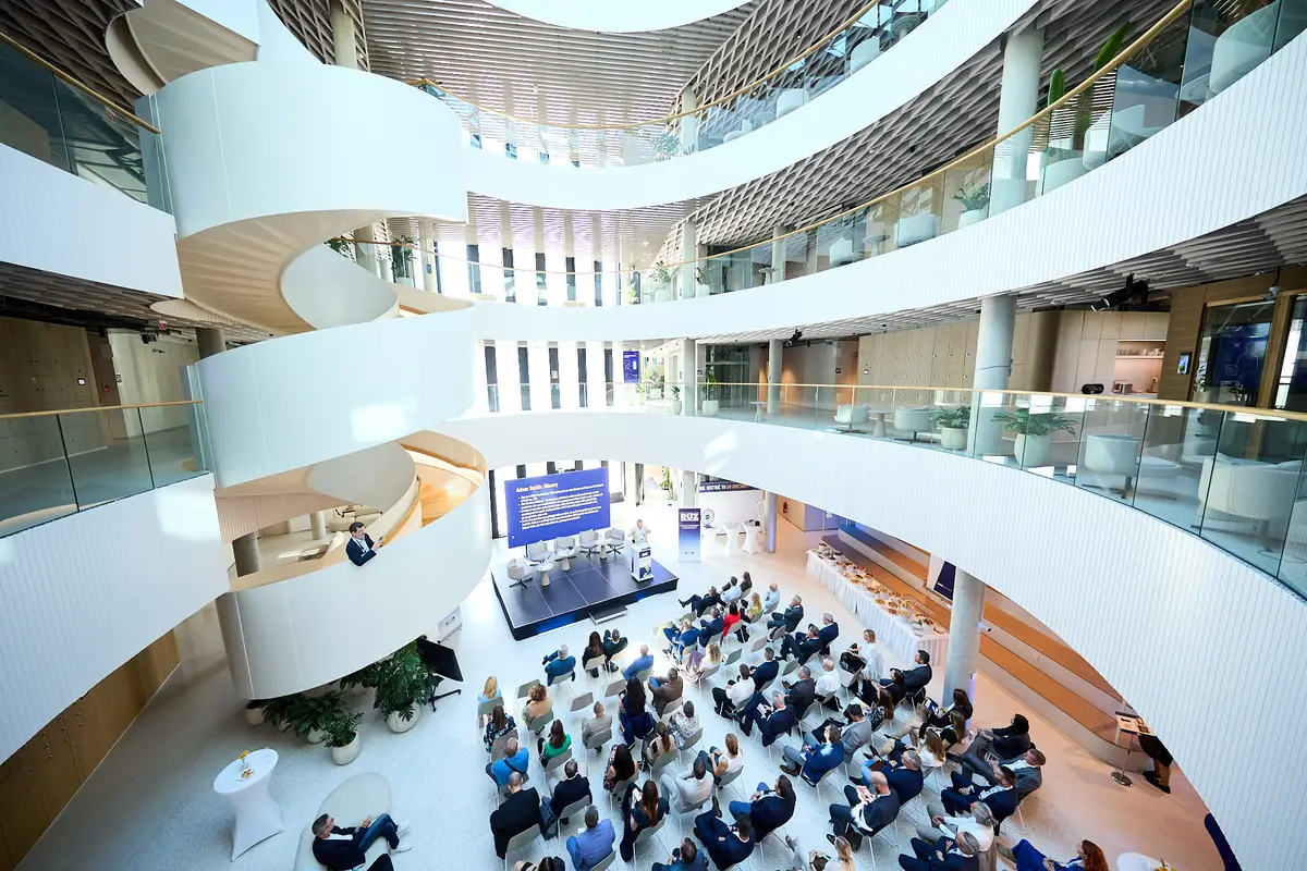 Pohľad na konferenciu z&nbsp;horného poschodia átria