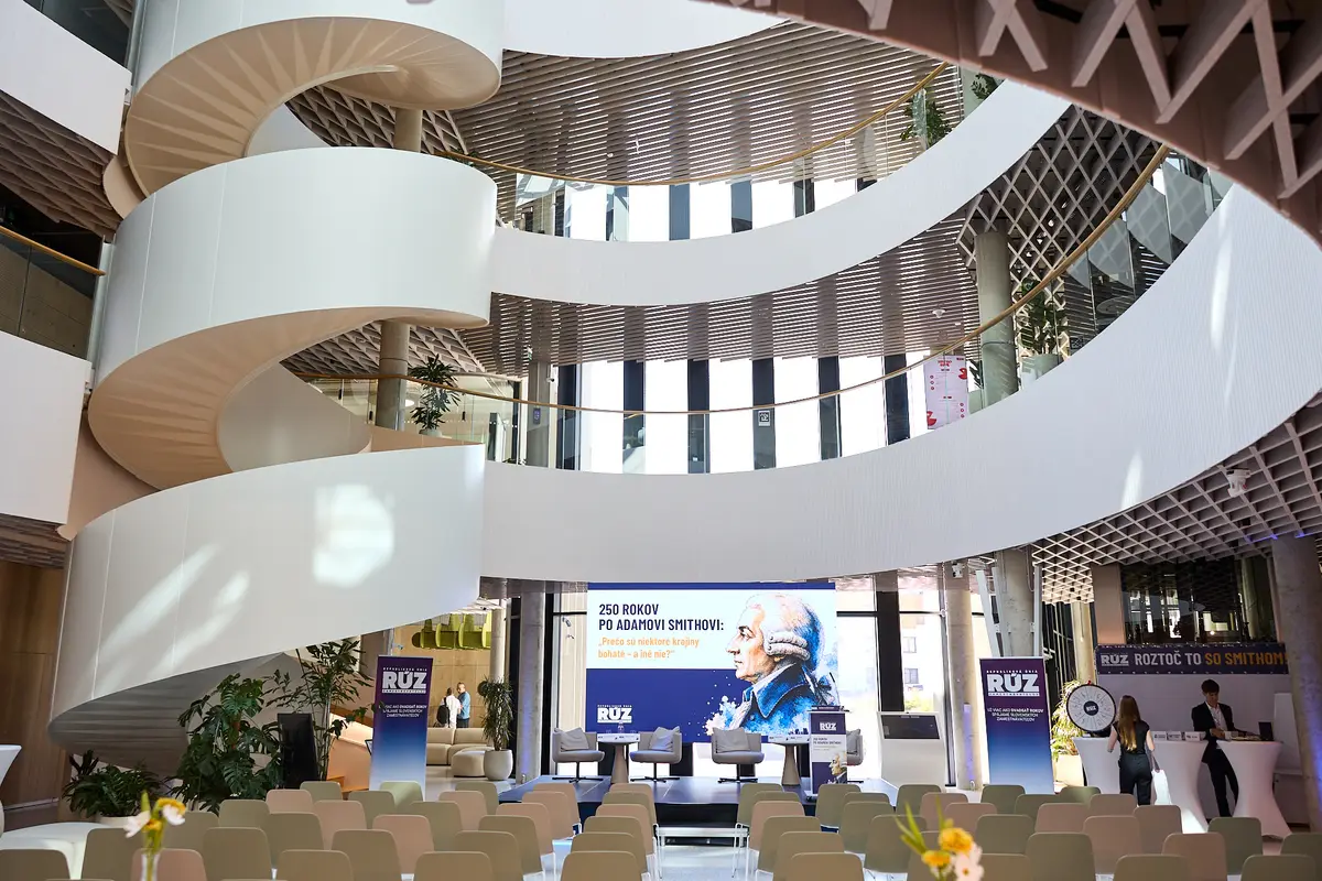 Pripravené hľadisko a&nbsp;pódium pred začiatkom konferencie